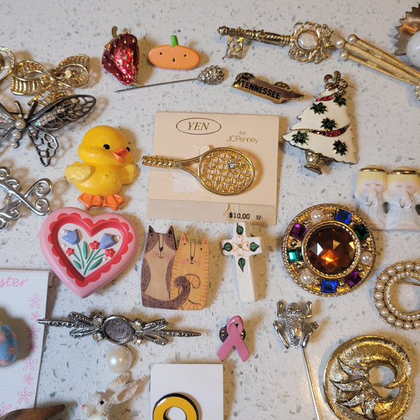 Mixed Brooches Pins Costume Broken Crafts Usable None Researched 2lbs