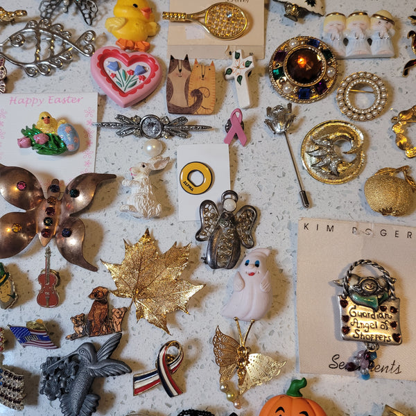 Mixed Brooches Pins Costume Broken Crafts Usable None Researched 2lbs